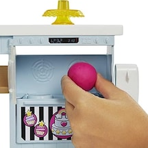 Pasta Dükkanı Oyun Seti Ve Pembe Saçlı 30 Cm Minyon Bebek, Fırın Standı, Pasta Yapma Özelliği, 20'den Fazla Oyun Parçası, 3 Yaş Ve Üzeri İçin Hgb73 Açık Ahşap