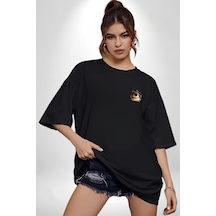 Duvardan Biri Bizi Gözetliyor Siyah Oversize Unisex Ön Sol Yan Minimal Baskılı Tişört Koyu Siyah