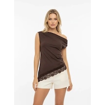 Kadın Kayık Yaka Asimetrik Kesim Dantel Detay Tasarım Slim Fit Modal Bluz 26001 Kahve