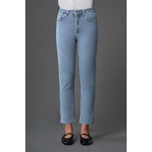 Mizalle Kesik Paça Mom Fit Açık Mavi Denim Pantolon Açık Mavi