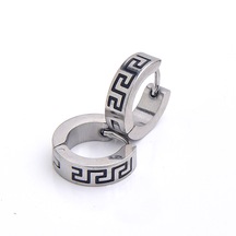 Labirent Desenli Erkek Çelik Küpe Takı Aksesuar Gri