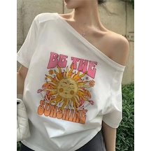 Tarzsokak Beyaz Kadın Düşük Omuz Kayık Yaka Be The Sunshine Baskılı Beyaz