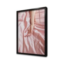 Pembe Zeminde Kadın Eli Çerçeveli Cam Tablo-172036