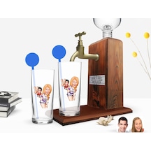 Kişiye Özel Renkli Baskılı Sevgililer Karikatürlü İkili Vodka Bardağı Ve Ahşap Vodka Standı Hediye Seti-30