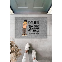 Rugmood Modern Dijital Baskı - Delilik Öyle Kolay Olmuyor Yazılı - Kapı Önü Paspası Gri