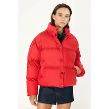 İçi Astarlı Su Ve Rüzgar Geçirmez Cepli Dik Yaka Kadın Mont Kırmızı