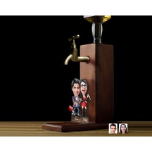 Bk Gift Kişiye Özel Sevgililer Karikatürlü Musluklu Ahşap Viski Standı-1, Viski Çeşmesi, Doğum Günü Hediyesi, İçecek Dispenseri