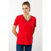 Desen Triko Kadın V Yaka Yakası Nakış İşlemeli Pamuklu T-shirt 25758 Kırmızı Kırmızı