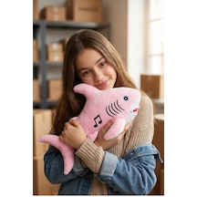 Müzikli Baby Shark Peluş Oyuncak 20 Cm - Şarkı Söyleyen Yumuşak Uyku Arkadaşı Pembe