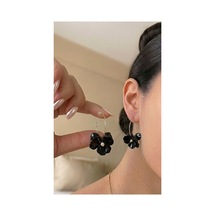 Üç Boyutlu Üç Çiçekli Şık Kadın Küpe Kararmaz Hediye Kutulu Kadın Küpe Siyah - 885529980 Siyah