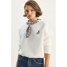Shade Kadın Fular Detaylı Ceylan Nakışlı Üç İplik Şardonlu Oversize Sweatshirt 6916 60283615 - Beyaz
