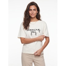 Onloox Kadın Krem Krem Pamuklu Kayık Yaka Kısa Kollu Rahat Kalıp Önü Yazı Nakış İşlemeli T-shirt
