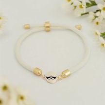 Archin Balmaske Temalı Yuvarlak Motifli 14 Ayar Altın Plakalı Beyaz Örgülü Hediye Bileklik-476sembol Bal Maske