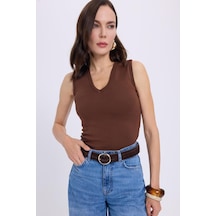 Tudors Kadın Slim Fit Dar Kesim V Yaka Sıfır Kol Pamuklu Ribanalı Kahverengi Bluz-38836 Kahverengi