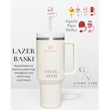 Stanley Kişiselleştirilebilir Quencher Pipetli Paslanmaz Çelik Vakum Yalıtımlı Termos Bardak 1.18 L Özel İsimli Krem