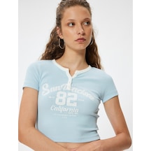 Koton Crop Tişört V Yaka Düğmeli Kolej Baskılı Kısa Kollu Slim Fit Mavi 4sal11124ık Mavi