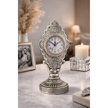 Taş İşlemeli Kabartmalı Lüks Gümüş Renk Nostaljik Vintage Dekoratif Salon Ve Ofis Masa Saati 29 Cm Polyester