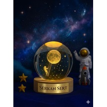 İsime Kişiye Özel Ledli Usb Ahşap Standlı Merdivenle Aya Çıkan Astronot Temalı Küre Oda Gece Lambası