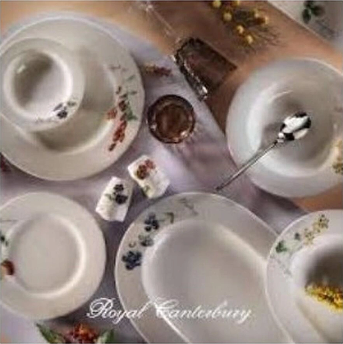 Royal Canterbury Very Berry 53 Parça Yemek Takımı Süt Beyazı