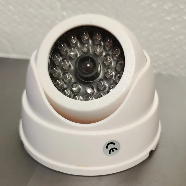 Cordial Beyaz, Kırmızı Led Işıklı, Pille Çalışan, Ev Ve İş Yeri İçin Simüle Güvenlik Kubbe Kamera