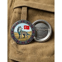 Fikart Bozkırda Asil Bozkurt Ve Dalgalanan Al Bayrak Göktürk Bordürlü 58mm Buton Rozeti Çok Renkli