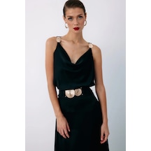 Sateen Aksesuar Detaylı Degaje Yaka Bluz Siyah