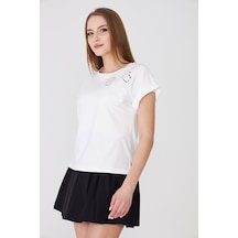 Sortie Collection Göğsü Fiyonk Nakışlı Yırtmaçlı Modal Basic Tişört Ekru