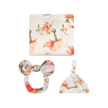 Moveevo Su5013 Bebek Kundak Üçlü Set Baskılı Kundak + Şapka + Saç Bandı 80 80cm Beyaz Şakayık Çok Renkli