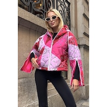 Pembe Desenli Kapüşonlu Kolları Fermuarlı Kısa Şişme Mont