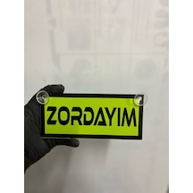 Yeşil Renk Üzeri Siyah Renk Zordayım Yazılı Vantuzlu Cam Süsü