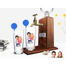 Kişiye Özel Renkli Baskılı Sevgililer Karikatürlü İkili Vodka Bardağı Ve Ahşap Vodka Standı Hediye Seti-5