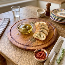 F&s Woodart Tek Parça Masif İroko Ağacı 25 Cm Yuvarlak Oluklu Pizza Sunum Kesme Sunum Tahtası Kahverengi