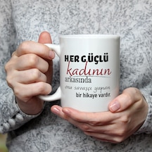 Her Güçlü Kadının Arkasında Baskılı Kadınlar Günü Beyaz Kupa