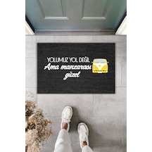 Rugmood Modern Dijital Baskı - Yolumuz Yol Değil Ama Manzarası Güzel Yazılı - Kapı Önü Paspası Siyah