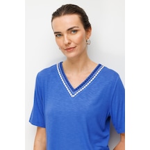 Kadın V Yaka Yakası İki Renkli İşlemeli Taşlı Penye T-shirt Saks Saks