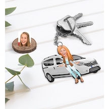Kişiye Özel Kadın Dacia Dokker Figürlü Plakalı Ahşap Karikatür An