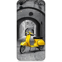 Huawei Honor 8c Uyumlu Taş Sokakta Sarı Vespa Motosiklet Desenli Silikon Kılıf Çok Renkli