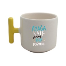 Ayağa Kalk Düşmek Için Doğmadık Tasarımlı Sarı T Kulp Fincan Modelleri Beyaz