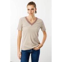 Desen Triko V Yaka Yakası Nakış İşlemeli Pamuklu Kadın T-shirt 25758d Bej