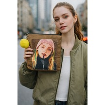 Kız Görselli Kaplama Poşetli Aplikeli Ponponlu Portföy Clutch El Ve Makyaj Çantası 26x31 Cm Renkli