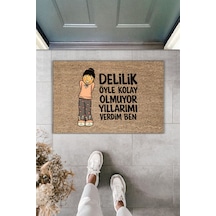 Rugmood Modern Dijital Baskı - Delilik Öyle Kolay Olmuyor Yazılı - Kapı Önü Paspası Kahverengi