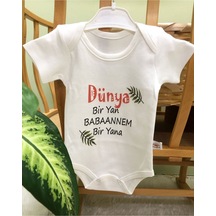 Dünya Bir Yana Babaannem Bir Yana Yazılı Kısa Kollu Hediyelik Bebek Body Zıbın