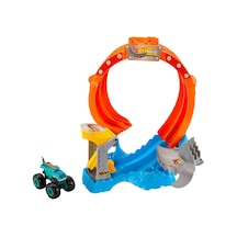 Monster Trucks Dönen Corkscrew Shark Çarpışması