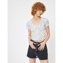 Koton Crop Tişört Kısa Kollu Çiçekli V Yaka Düğmeli Slim Fit Ekru Desenli 5wal10251ık Ekru