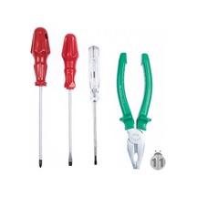 Fuji Yeşil Izole Pense. Kırmızı Düz Ve Yıldız Tornavida. Kontr .