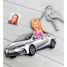 Kişiye Özel Bayan Toyota Corolla Figürlü Plakalı Ahşap Karikatür