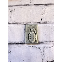El Bombası Motifli Zippo Model Benzinli Çakmak