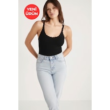 Kadın Pamuklu Normal Kalıp Dantel Detaylı Regular Fit İnce Askılı Oyuk Yaka Siyah Atlet Siyah Kadın Pamuklu Normal Kalıp Dantel Detaylı Regular Fit İnce Askılı Oyuk Yaka Siyah Atlet Siyah