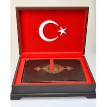 Ahşap Kutulu Nakış İşlemeli Türk Bayraklı Kuran-ı Kerim Seti Orta Boy Standart