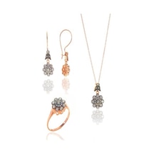 Gümüş Rose Zirkon Taşlı Elmas Montürlü Çiçek Modeli Set (535070101) Gümüş Rose Zirkon Taşlı Elmas Montürlü Çiçek Modeli Set (535070101)